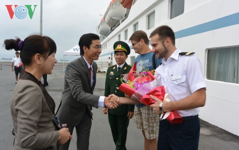 ກວາງນິງ: ຕ້ອນຮັບ ກ່ຳປັ່ນ Costa Victoria ເຂົ້າທຽບທ່າຢູ່ຮ້າລອງໃນຈຸດເວລາທຳອິດຂອງປີໃໝ່